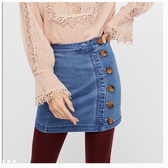 Free People Dresses & Skirts - FREE PEOPLE Mini Daisies Denim Skirt buttons size